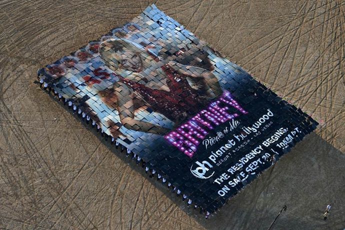 Огромный плакат Бритни Спирс в пустыне Лас-Вегаса