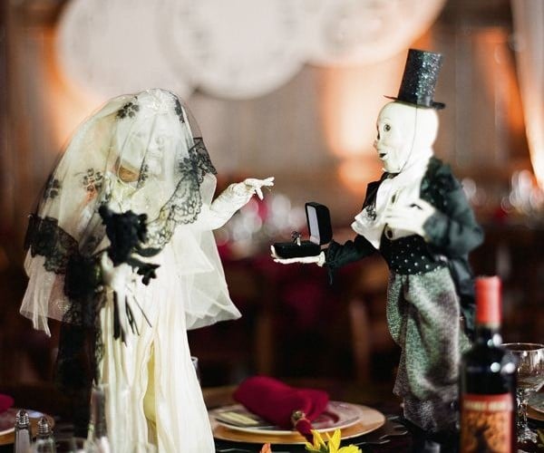 Готические статуэтки на столе жениха и невесты