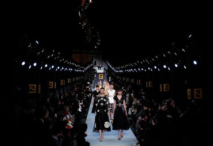 Fendi+Great+Wall+China+Fashion+Show+Runway+PVxQq6wpN6tl