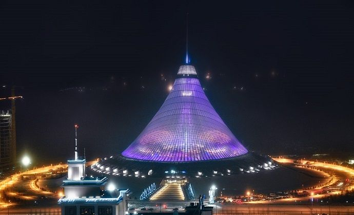 Хан-Шатыр (в пер. «Большой шатер»), крупнейший торговый центр в Астане
