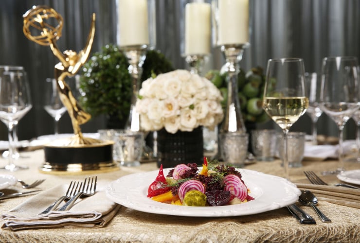Звездный кейтеринг: Бэкстейдж-видео с приема Emmy 2016