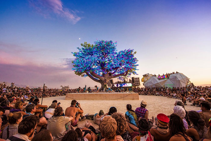 Невероятная световая инсталляция Tree of Ténéré из 138 тысяч LED ламп на Burning Man