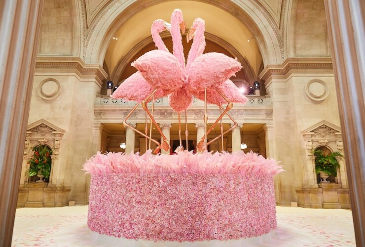 Детали Met Gala 2019: Розовый фламинго в Музее искусств Metropolitan