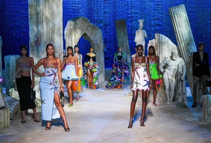 Лучшие показы Весна-Лето 2021 на Неделе моды в Милане: кукольный спектакль Moschino, подводный город Versace и Prada в TikTok
