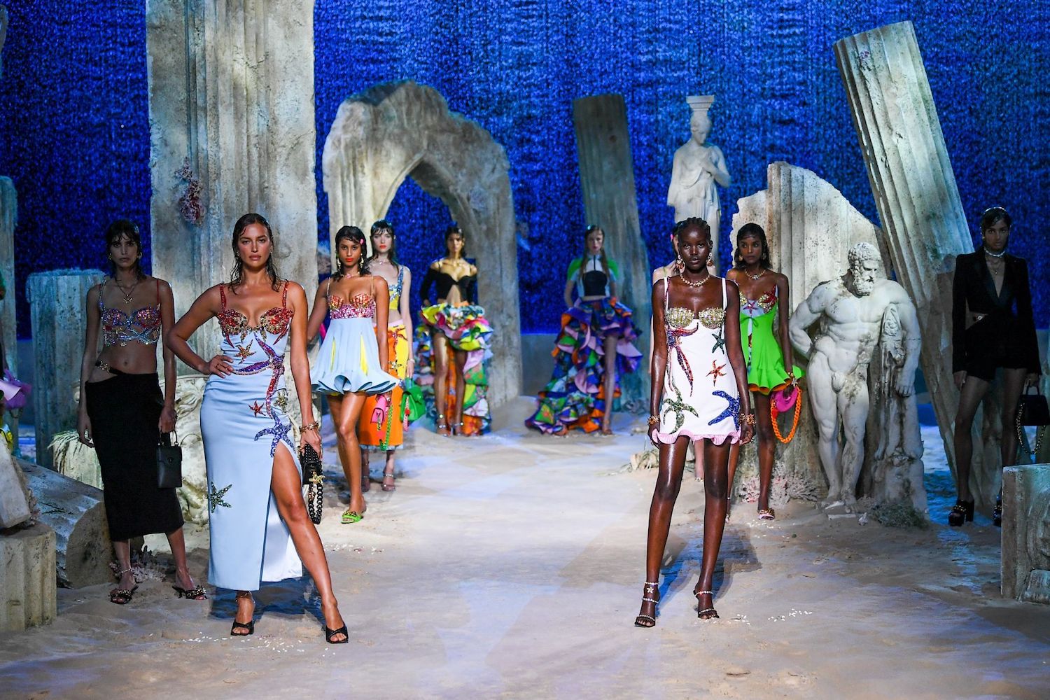 Лучшие показы Весна-Лето 2021 на Неделе моды в Милане: кукольный спектакль Moschino, подводный город Versace и Prada в TikTok