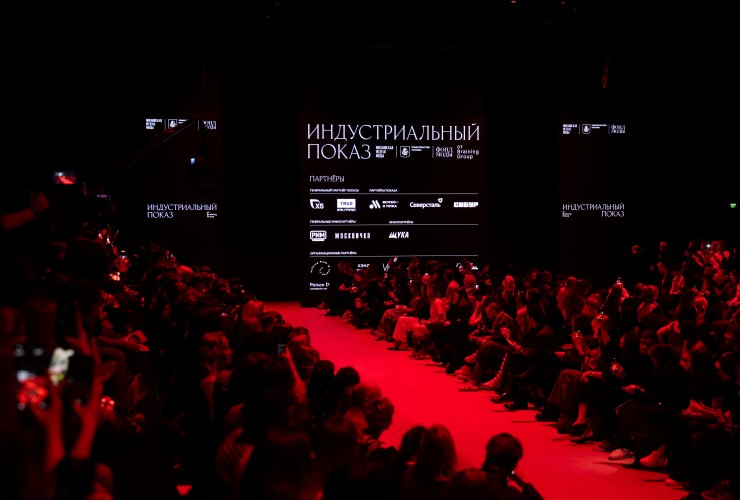 Индустриальный показ на «Неделе моды», где крупнейшие работодатели страны представили переосмысленную униформу сотрудников